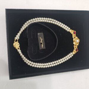 Joan Collins pearl necklace